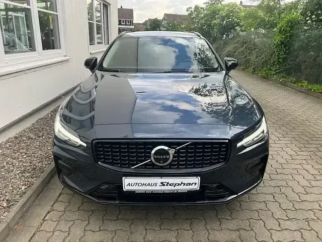 Gebraucht Volvo V60 Plus 197 PS (144 kW) 2025 Denim blue metallic Kombi