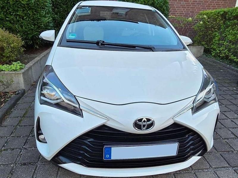 Weiß Gebraucht 2018 Toyota Yaris Limousine | 12.850 € (Fairer Preis) - Bild 1/4
