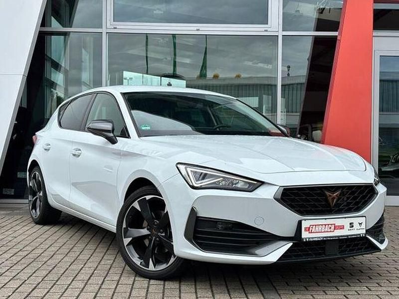 Weiß Gebraucht 2023 Cupra Leon Basis Limousine | 29.500 € (Fairer Preis) - Bild 1/4