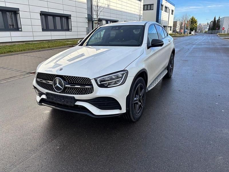 Weiß Gebraucht 2022 Mercedes GLC300e AMG line Limousine | 39.990 € (Fairer Preis) - Bild 1/4