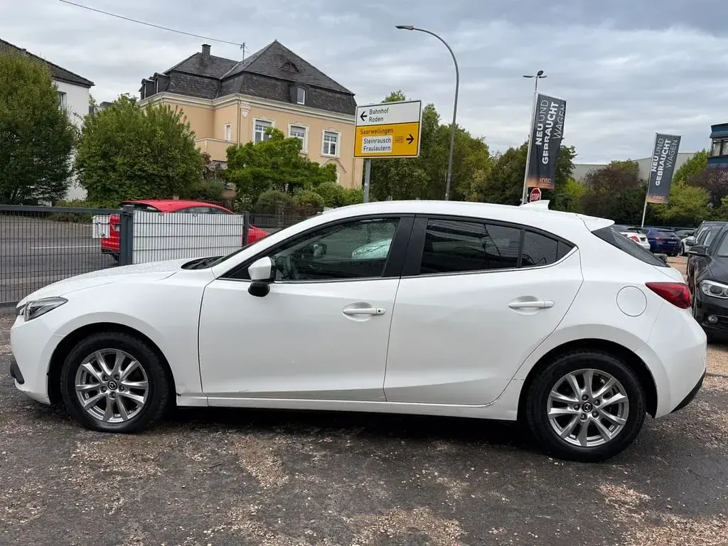 Gebraucht Mazda 3 Center-Line 105 PS (77 kW) 2016 Weiß Limousine
