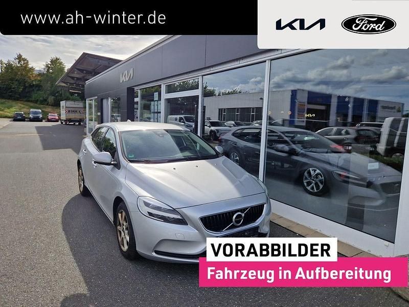 Silber Gebraucht 2018 Volvo V40 Momentum Kombi | 13.999 € (Fairer Preis) - Bild 1/4