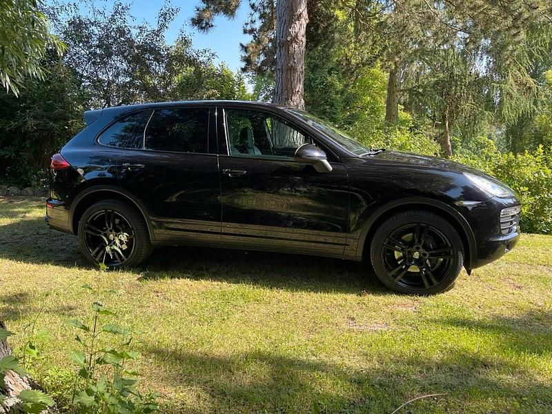 Second-hand Porsche Cayenne 299 CP (219 kW) 2011 Negru SUV