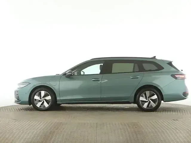Gebraucht VW Passat R-line 272 PS (200 kW) 2025 Grün Kombi