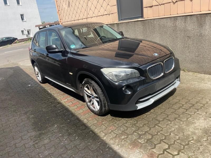 Schwarz Gebraucht 2011 BMW X1 SUV | 7.300 € - Bild 1/4