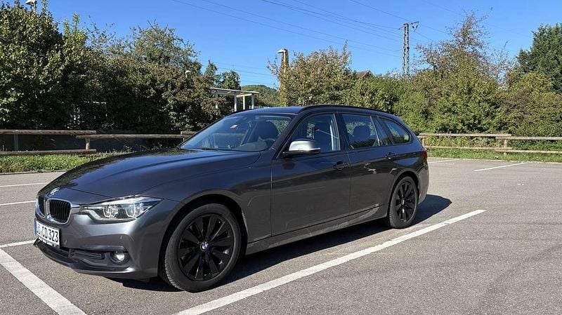 Grau Gebraucht 2019 BMW 320 Advantage Kombi | 17.100 € (Guter Preis) - Bild 1/4