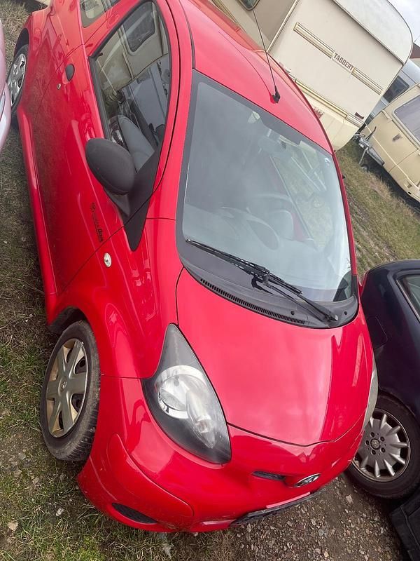Rot Gebraucht 2009 Toyota Aygo Kleinwagen | 1.000 € (Guter Preis) - Bild 1/4