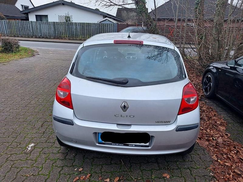 Gebraucht Renault Clio II Authentique 75 PS (55 kW) 2006 Silber Limousine