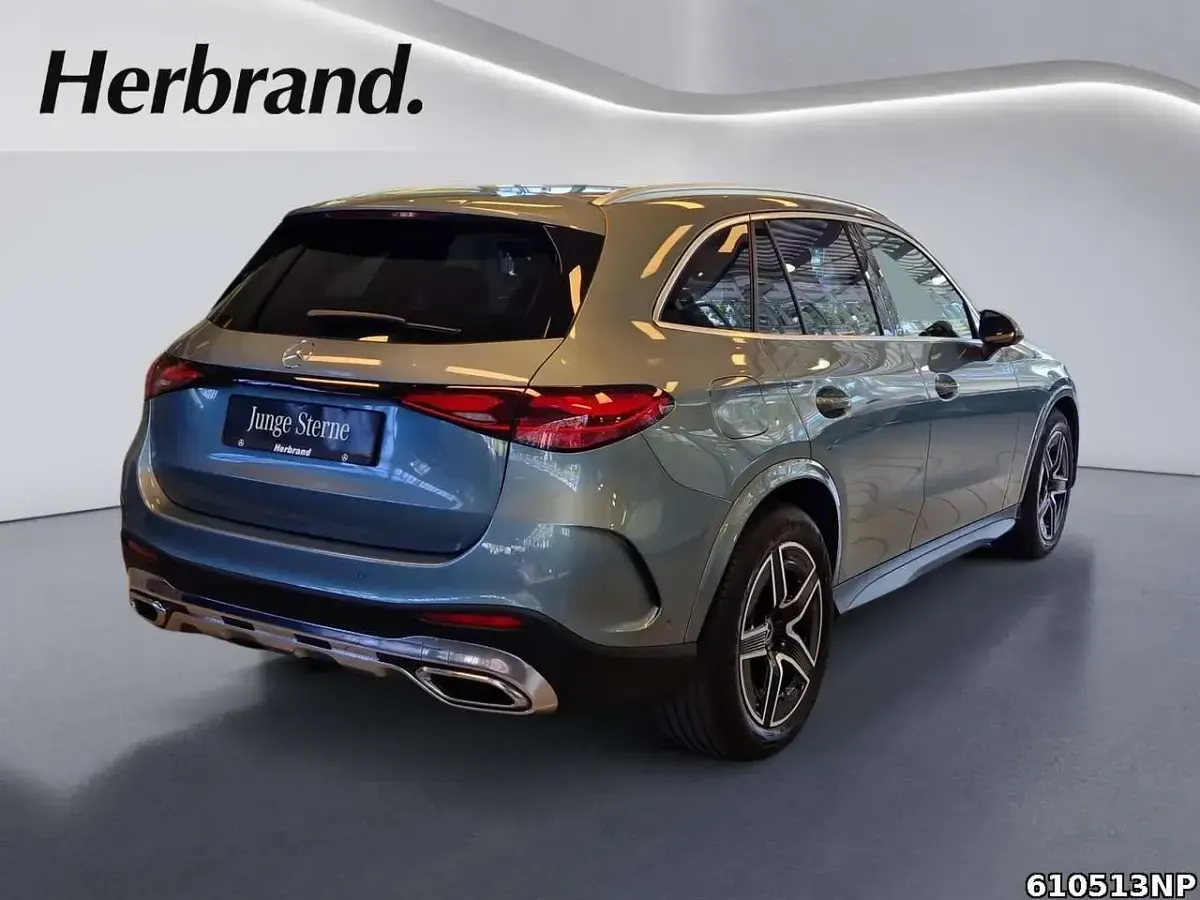 Gebraucht Mercedes GLC300 AMG 258 PS (189 kW) 2025 Metalliclack verdesilber SUV