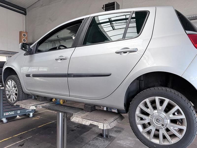 Gebraucht Renault Clio II 90 PS (66 kW) 2006 Silber Kleinwagen