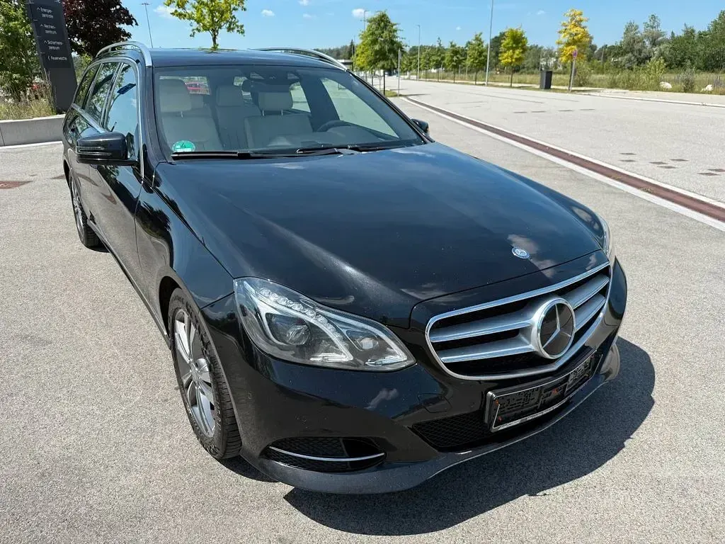 Gebraucht Mercedes E300 Avantgarde 204 PS (150 kW) 2015 Schwarz Limousine