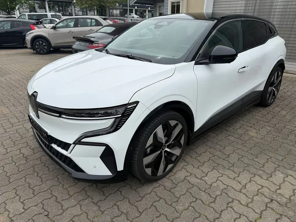Używany Renault Megane E-Tech Techno 160 kW (218 KM) 2023 Biały Sedan/Limuzyna