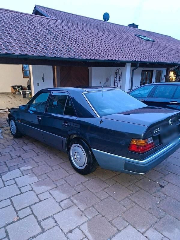 Gebraucht Mercedes E250 126 PS (92 kW) 1992 Schwarz Limousine