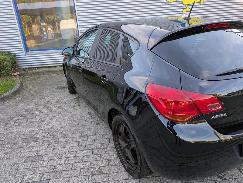 Gebraucht Opel Astra 101 PS (74 kW) 2011 Schwarz Limousine