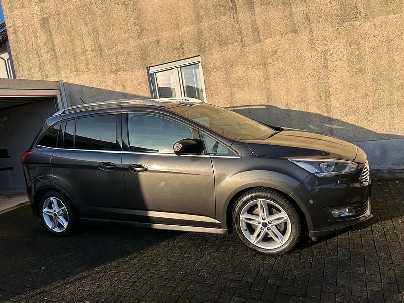 Grau Gebraucht 2018 Ford Grand C-Max Titanium Van / Kleinbus | 10.850 € (Etwas zu teuer) - Bild 1/4