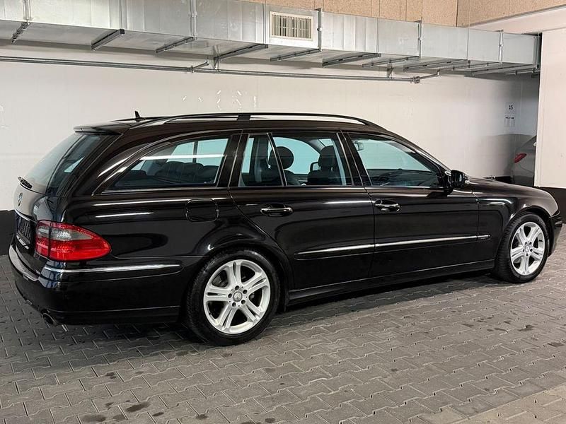 Gebraucht Mercedes E280 Avantgarde 190 PS (139 kW) 2009 Schwarz Limousine