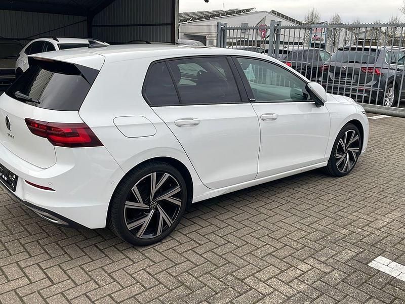 Gebraucht VW Golf VIII Active 150 PS (110 kW) 2022 Weiß Limousine