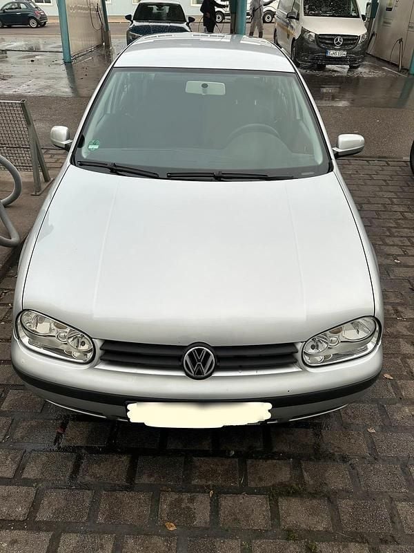 Grau Gebraucht 2003 VW Golf Limousine | 1.500 € (Guter Preis) - Bild 1/4