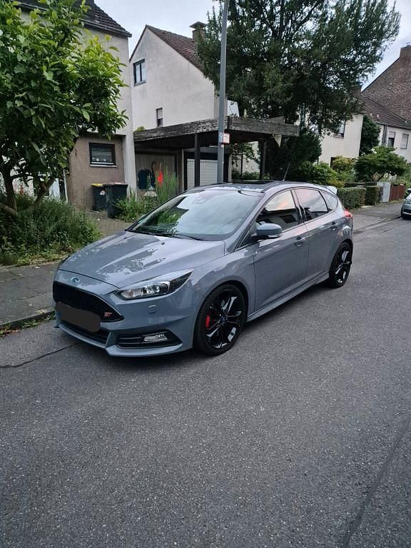 Grau Gebraucht 2015 Ford Focus ST Limousine | 15.700 € - Bild 1/4