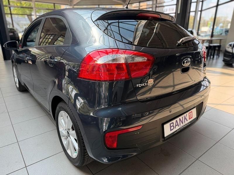 Używany Kia Rio Attract 75 KM (55 kW) 2016 Niebieski Hatchback