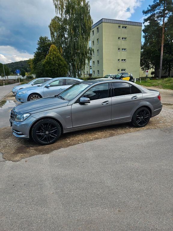 Grau Gebraucht 2011 Mercedes 220 Avantgarde Limousine | 9.500 € (Fairer Preis) - Bild 1/4