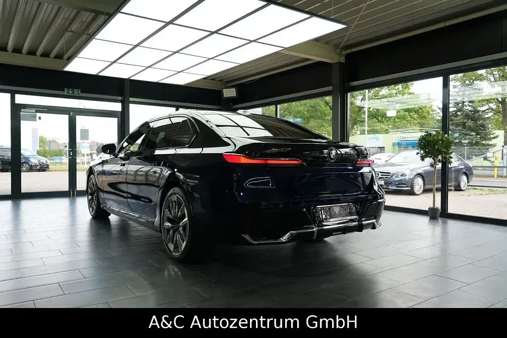 Gebraucht BMW 750e M Sport 313 PS (230 kW) 2024 Blau Limousine