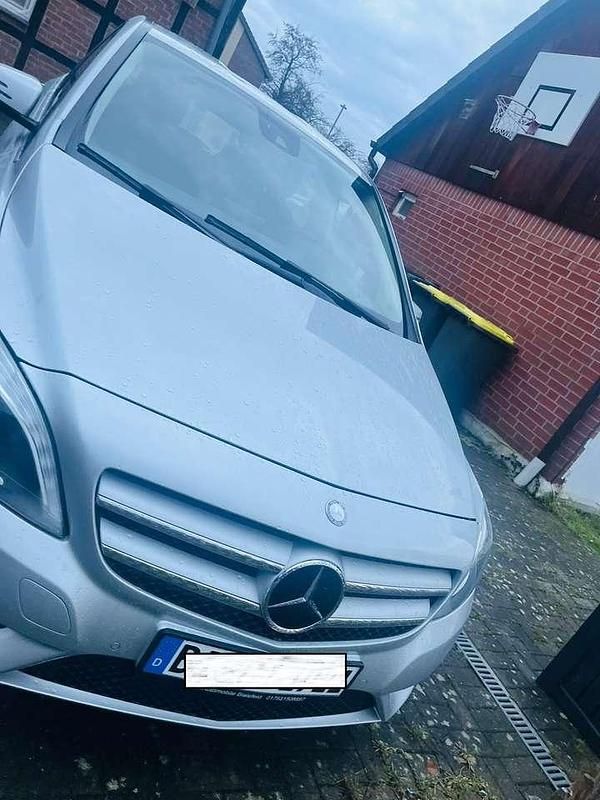 Gebraucht Mercedes B180 122 PS (89 kW) 2013 Silber Van / Kleinbus