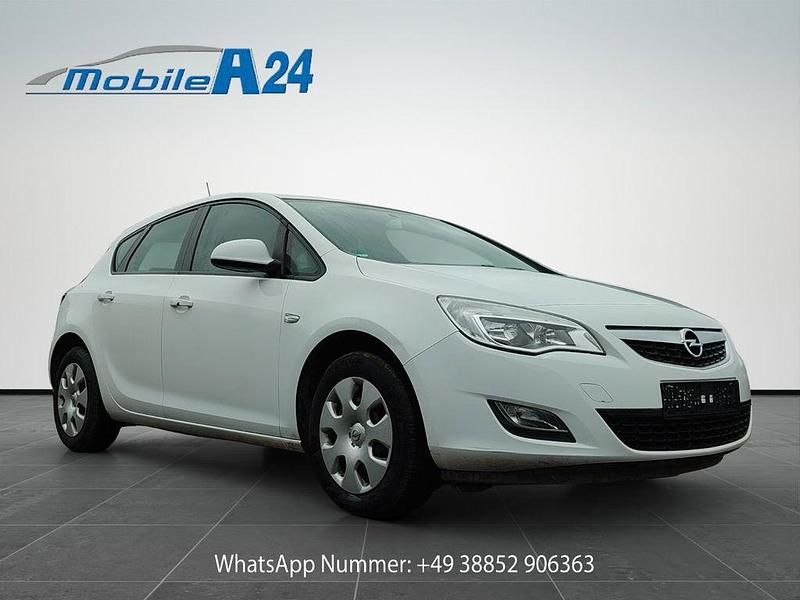 Weiß Gebraucht 2010 Opel Astra Selection Limousine | 4.999 € (Teuer) - Bild 1/4