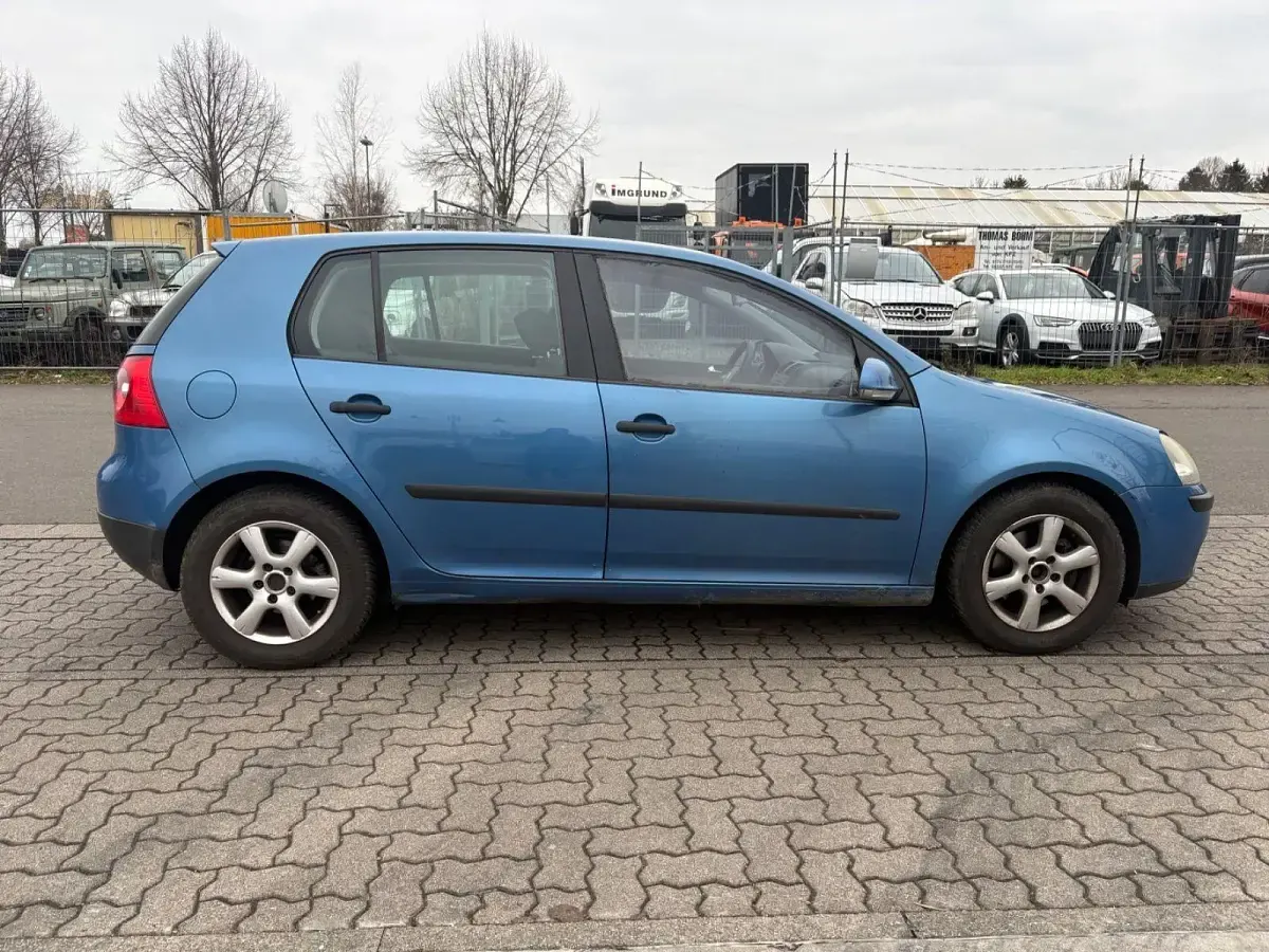 Usata VW Golf IV 75 CV (55 kW) 2004 Blu Utilitaria