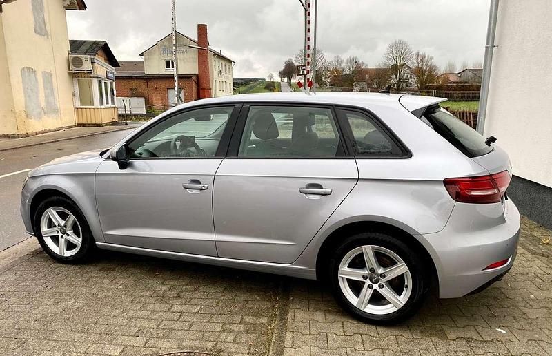 Gebraucht Audi A3 116 PS (85 kW) 2019 Grau Limousine
