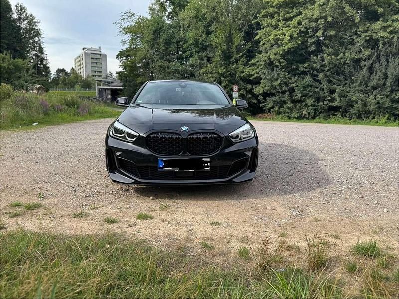 Schwarz Gebraucht 2023 BMW M135 Performance Kleinwagen | 37.200 € (Fairer Preis) - Bild 1/4