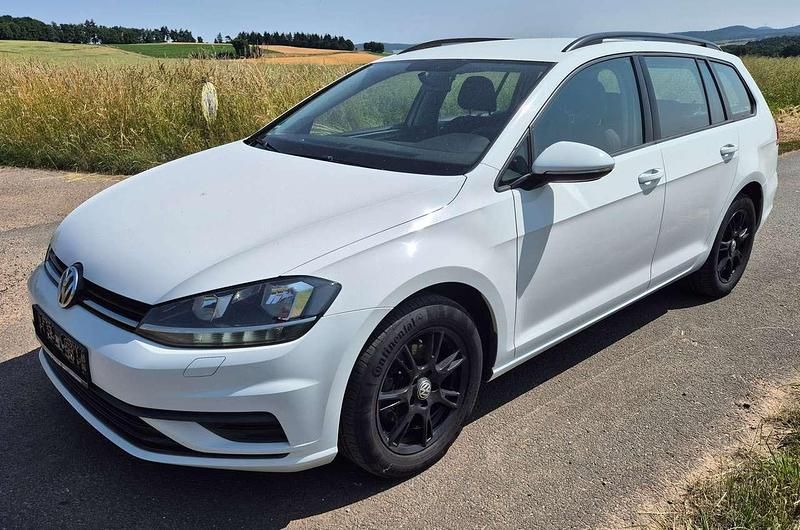 Weiß Gebraucht 2017 VW Golf VII Trendline Kombi | 8.750 € (Fairer Preis) - Bild 1/4