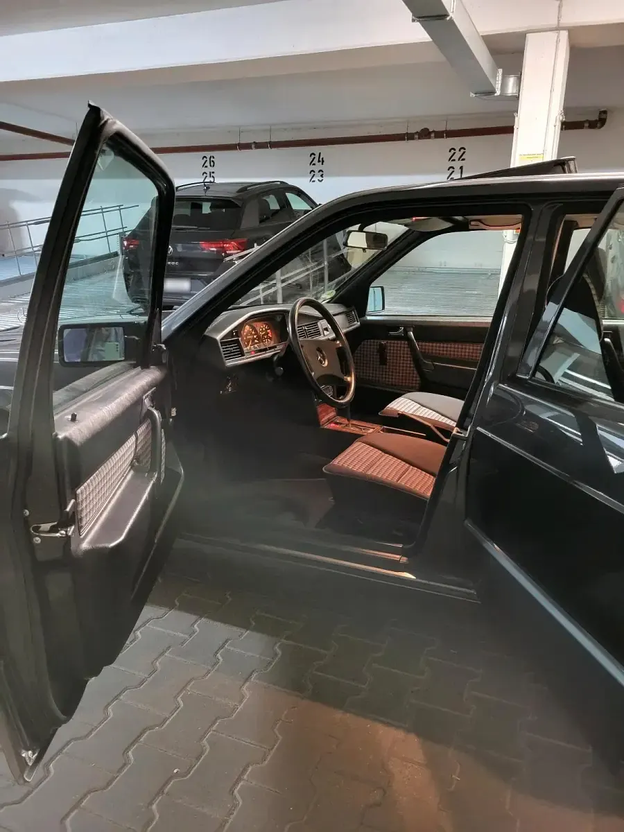 Gebraucht Mercedes 190 Sportline 122 PS (89 kW) 1991 Schwarz Limousine