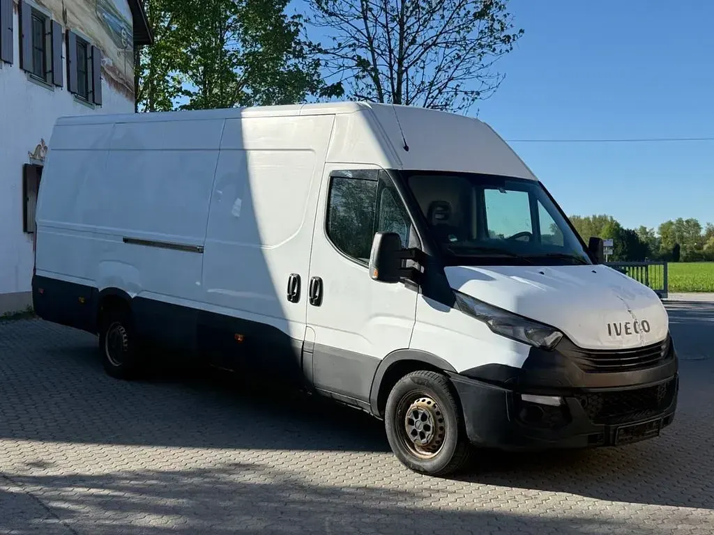 Second-hand Iveco Daily 116 CP (85 kW) 2019 Alb Monovolum
