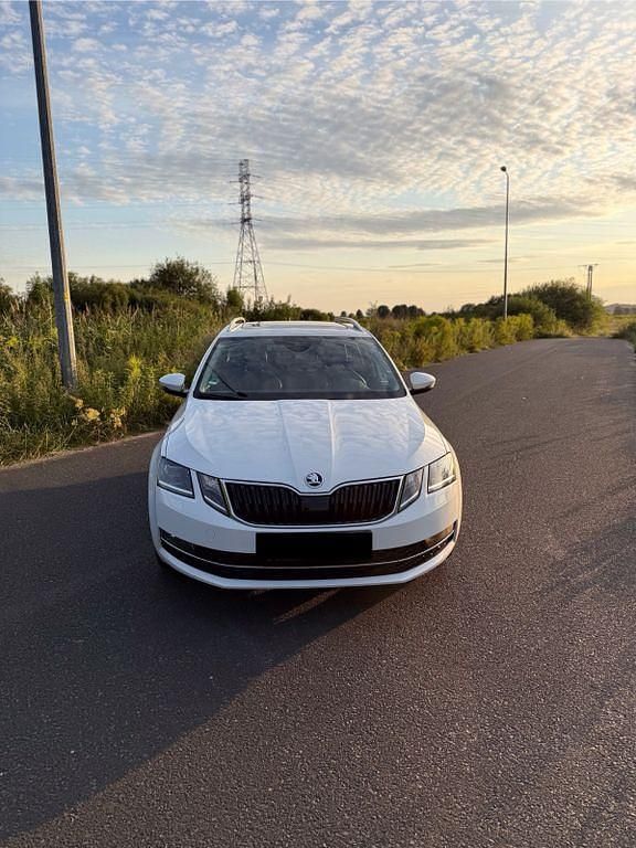 Weiß Gebraucht 2019 Skoda Octavia Premium Edition Limousine | 14.999 € (Fairer Preis) - Bild 1/4