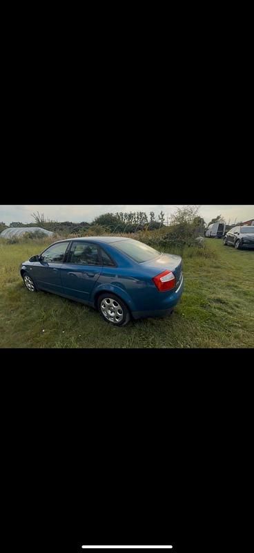 Blau Gebraucht 2002 Audi A4 Limousine | 1.900 € (Fairer Preis) - Bild 1/4