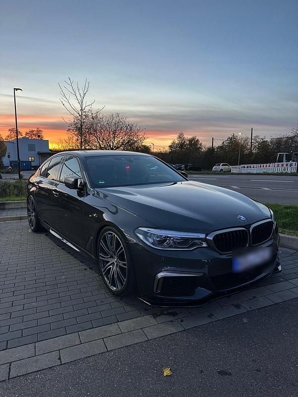 Grau Gebraucht 2017 BMW M550 Limousine | 40.000 € - Bild 1/4