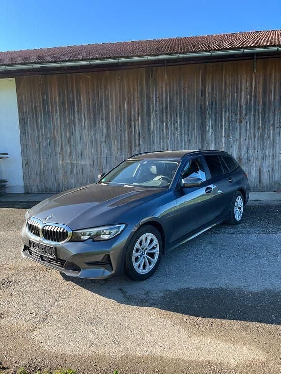 Grau Gebraucht 2021 BMW 318 Sport Line Kombi | 16.500 € (Superpreis) - Bild 1/4