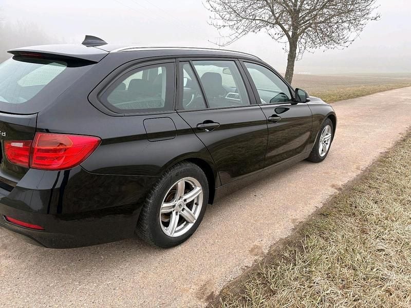 Gebraucht BMW 318 143 PS (105 kW) 2013 Schwarz Kombi