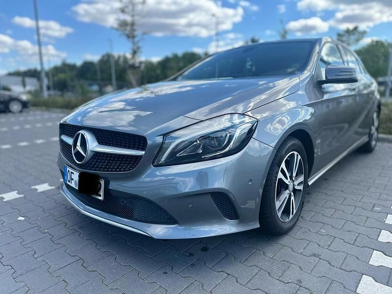 Grau Gebraucht 2016 Mercedes A200 Limousine | 15.500 € - Bild 1/4