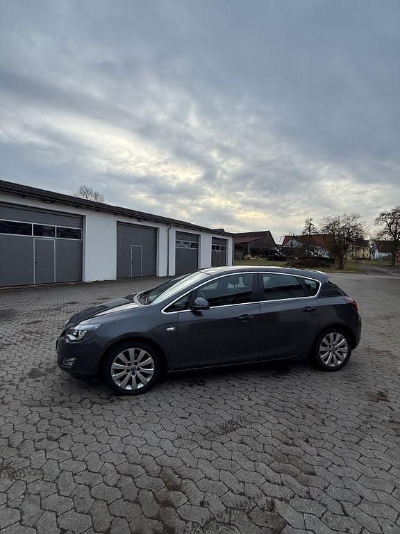 Gebraucht Opel Astra Cosmo 179 PS (131 kW) 2010 Schwarz Limousine