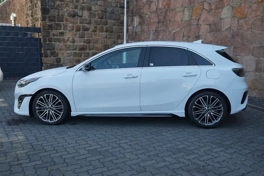 Gebraucht Kia Ceed GT-Line 160 PS (117 kW) 2023 Weiß Kleinwagen