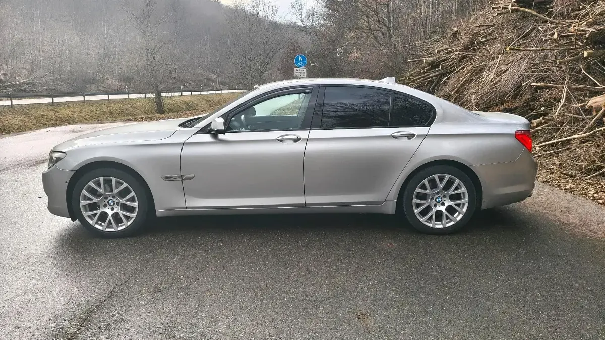 Gebraucht BMW 730 245 PS (180 kW) 2011 Silber Limousine