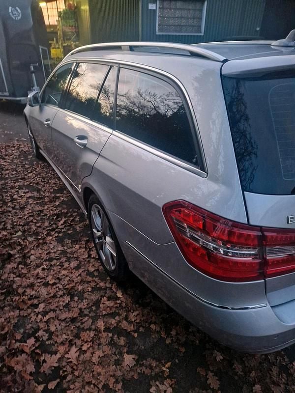 Gebraucht Mercedes E250 204 PS (150 kW) 2011 Silber Kombi
