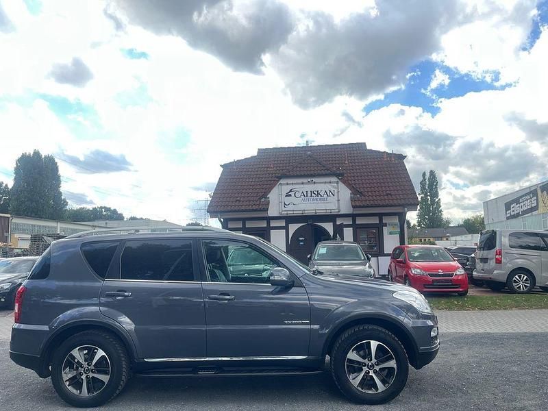 Grau Gebraucht 2015 Ssangyong (KGM) Rexton SUV | 6.750 € - Bild 1/4