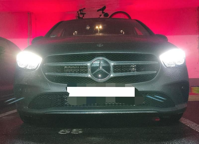 Gebraucht Mercedes B180 Advanced 116 PS (85 kW) 2022 Grau Van / Kleinbus