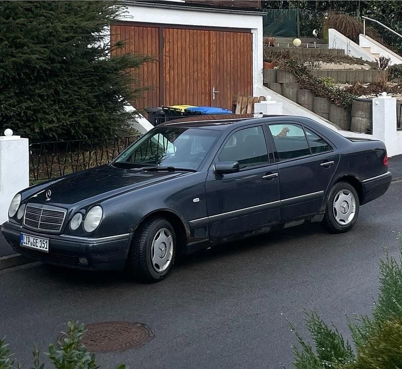 Gebraucht Mercedes E200 136 PS (100 kW) 1998 Blau Limousine