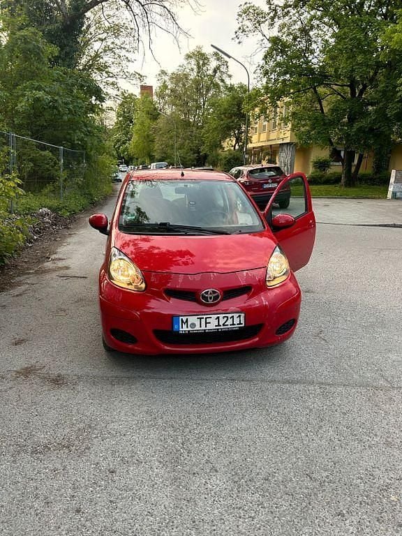 Rot Gebraucht 2009 Toyota Aygo Cool Kleinwagen | 2.100 € (Guter Preis) - Bild 1/1