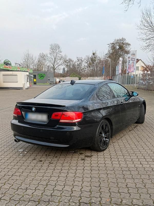 Gebraucht BMW 320 177 PS (130 kW) 2007 Schwarz Coupé