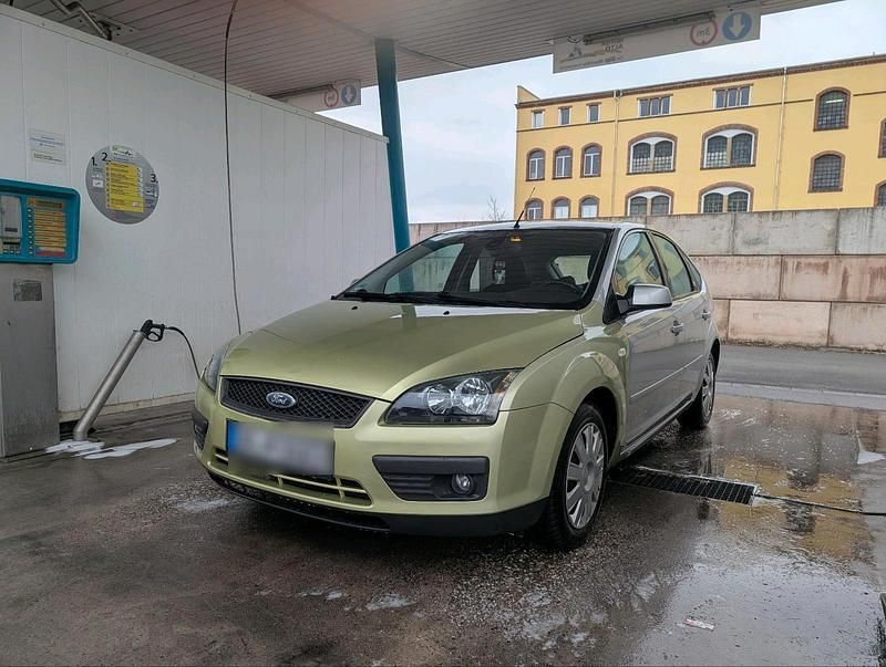 Silber Gebraucht 2005 Ford Focus Ghia Kleinwagen | 2.400 € (Guter Preis) - Bild 1/4